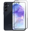 Na zdjęciu widoczny jest smartfon z trzema obiektywami aparatu oraz szkło hartowane na ekranie, które jest przezroczyste i ma czarną ramkę. Na obudowie telefonu znajduje się napis "SAMSUNG".