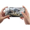 Osoba trzyma smartfon, na którego ekranie wyświetlana jest gra z motywem futurystycznej bitwy, w tym duże roboty i samoloty. Ekran telefonu jest chroniony szkłem hartowanym MOCOLL 2.5D Full Cover do Samsung Galaxy A56.