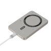 Złoty powerbank o prostokątnym kształcie z zaokrąglonymi rogami, z widocznym napisem "Magnetic Wireless Power Bank" wokół centralnego okręgu. Do urządzenia podłączony jest biały kabel z logo "MOCOLL".