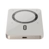 Na zdjęciu znajduje się złoty powerbank o smukłej konstrukcji, z napisem "Magnetic Wireless Power Bank" wokół centralnego okręgu. Na dolnej krawędzi widoczne są porty oraz diody sygnalizacyjne.