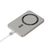 Prostokątny powerbank w kolorze złotym z okrągłym wzorem i napisem "Magnetic Wireless Power Bank" na powierzchni, podłączony do białego kabla. Na krawędzi widoczne jest logo "MOCOLL".