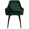 Ciemnozielone krzesło tapicerowane aksamitem z pikowanym oparciem i podłokietnikami, osadzone na czarnych, smukłych nogach. Krzesło ma elegancki, nowoczesny design.