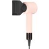 Różowa suszarka do włosów z czarną dyszą i perforowanym elementem na końcu uchwytu, z widocznym przewodem zasilającym. Produkt to "Suszarka BEAUTIFLY DryFinity Rose 1600W".