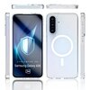 Przezroczyste etui na telefon z wycięciem na aparat i okrągłym wzorem na tylnej części. Obok etui widoczny jest telefon z trzema obiektywami aparatu i dodatkowym czujnikiem.