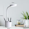 Biała lampa biurkowa z okrągłym kloszem o średnicy 90 mm i wysokości 370 mm, umieszczona w pojemniku z ołówkami, stoi na biurku obok rośliny w białej doniczce, książki, zegara i laptopa. Na zdjęciu widoczne są wymiary lampy: 90 mm szerokości klosza i 370 