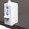 Biała lampa biurkowa zamocowana na krawędzi ciemnego blatu, z widocznym mechanizmem mocującym i niebieskimi strzałkami wskazującymi kierunek regulacji. Na górze lampy znajduje się okrągły przycisk.