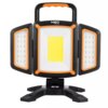 Czarna lampa warsztatowa z pomarańczowymi akcentami, posiada trzy panele świetlne z diodami LED, centralny panel jest większy i otoczony białą ramką. Na górze lampy znajduje się uchwyt, a poniżej logo "NEO TOOLS".
