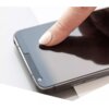 Na zdjęciu widać zbliżenie na smartfon z nałożonym szkłem hartowanym, na którego ekranie spoczywa palec. Telefon ma widoczne przyciski boczne oraz głośnik na górnej krawędzi ekranu.