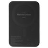 Na zdjęciu widoczny jest granatowy powerbank z logo "Native Union" oraz napisem "Est. 2009" i "PARIS" na górze. Na dole znajduje się tekst: "(RE) CLASSIC MAGNETIC POWER BANK 5000mAh", a także specyfikacje techniczne i oznaczenia certyfikatów, takie jak CE