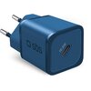 Niebieska ładowarka sieciowa z logo "sbs" na boku oraz oznaczeniem "PD 20W" przy porcie USB-C. Produkt ma kompaktowy, prostokątny kształt z zaokrąglonymi krawędziami.