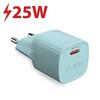 Na zdjęciu znajduje się niebieska ładowarka sieciowa z dwoma metalowymi bolcami, z widocznym napisem "PD 25 W" oraz logo "sbs". Obok ładowarki widnieje czerwony napis "25W" z symbolem błyskawicy.