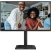 Monitor AOC 24E4U o przekątnej 23,8 cala i rozdzielczości 1920x1080, z matrycą IPS, częstotliwością odświeżania 120Hz i czasem reakcji 4 ms [GTG], wyświetla obraz przedstawiający dwie osoby w biurze. Na dolnej ramce monitora widoczne jest logo AOC.