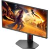 Monitor AOC z wyświetlaczem prezentującym dynamiczną scenę z gry, przedstawiającą postacie w zbrojach na tle pustynnego krajobrazu z budynkami w stylu orientalnym. Na podstawie monitora widoczne jest logo "AOC".
