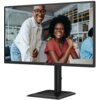 Monitor AOC 27E4U o przekątnej 27 cali, rozdzielczości 1920x1080 pikseli, z matrycą IPS, częstotliwością odświeżania 120Hz i czasem reakcji 4 ms [GTG], wyświetla obraz przedstawiający dwie osoby w jasnym wnętrzu. Na dolnej ramce monitora widoczne jest log