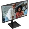 Monitor AOC 27E4U o przekątnej 27 cali, rozdzielczości 1920x1080 pikseli, z matrycą IPS, częstotliwością odświeżania 120Hz i czasem reakcji 4 ms [GTG], wyświetla obraz przedstawiający dwie osoby w jasnym wnętrzu. Na dolnej ramce monitora widoczne jest log