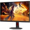 Monitor AOC z wyświetlaczem przedstawiającym scenę z gry, na której widoczny jest wojownik z mieczem na tle pustynnego miasta i łukiem w ręku. Na dolnej ramce monitora znajduje się logo "AOC".