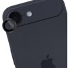 Czarny telefon z widoczną nakładką na obiektyw aparatu oraz logo w kształcie nadgryzionego jabłka. Nakładka jest umieszczona wokół obiektywu, a obok znajduje się lampa błyskowa.