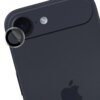 Czarny smartfon z widocznym aparatem i lampą błyskową, na którym znajduje się przezroczysta nakładka ochronna na obiektyw. Na obudowie widoczne jest logo w kształcie nadgryzionego jabłka.