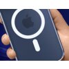 Przezroczyste etui na telefon z widocznym logo w kształcie jabłka oraz białym okręgiem i pionowym paskiem na ciemnym tle. Produkt jest trzymany w dłoni, a w tle widać niebieskie elementy graficzne.