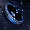 Srebrna nakładka na obiektyw z niebieskim podświetleniem, otoczona unoszącymi się w powietrzu fragmentami szkła. Produkt to "Nakładka na obiektyw 3MK Lens Protection Pro do Apple iPhone 17 Air Srebrny".