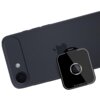 Czarny smartfon z widocznym logo w kształcie nadgryzionego jabłka oraz srebrna nakładka na obiektyw z napisem "open" i "IP 17 air Camera film". Nakładka ma okrągły otwór na środku, dopasowany do obiektywu aparatu.