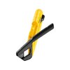 Żółty nóż do tapet z czarną osłoną na ostrze, na uchwycie widoczne jest logo "STANLEY". Produkt ma ergonomiczny kształt z wyraźnymi żłobieniami na uchwycie.