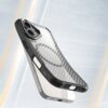 Na zdjęciu widoczne jest czarne etui na telefon z przezroczystym tyłem i wyraźnym okręgiem, przeznaczone do modelu iPhone. Etui ma wycięcia na aparat, przyciski oraz porty, a tło jest rozmyte w jasnych odcieniach.