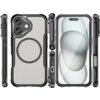 Czarne etui na telefon z widocznym wzorem przypominającym włókno węglowe oraz okrągłym oznaczeniem na tylnej części, przeznaczone do modelu Apple iPhone 16. Etui posiada wycięcia na aparat, porty oraz przyciski boczne.