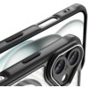 Czarne etui na telefon z widocznymi przyciskami i otworami na aparat oraz porty, z przezroczystym tyłem i teksturą w formie delikatnej siatki. W tle widać fragmenty telefonu z zaokrąglonymi krawędziami i obiektywami aparatu.