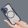 Na zdjęciu znajduje się niebieskie etui na telefon z widocznym okręgiem MagSafe na tylnej części, trzymane w dłoni na szarym tle. Etui ma teksturę przypominającą włókno węglowe i wycięcia na aparat.