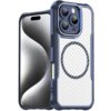 Na zdjęciu widoczne jest niebieskie etui na telefon z trzema dużymi otworami na aparat oraz okrągłym wzorem na tylnej części. Etui ma przezroczystą tylną ściankę z delikatnym wzorem przypominającym włókno węglowe.