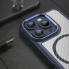 Niebieskie etui na telefon z trzema dużymi otworami na aparaty, umieszczone na ciemnej powierzchni, obok pióra wiecznego i metalowej figurki. Etui ma wzór przypominający włókno węglowe z okrągłym motywem.