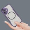 Fioletowe etui na telefon z widocznym okręgiem na tylnej części, trzymane w dłoni na szarym tle. Etui ma wycięcia na aparat i przyciski.