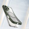 Przezroczyste etui z zielonymi krawędziami, przeznaczone do telefonu, unosi się na tle z delikatnymi, pionowymi liniami. Etui posiada wycięcia na aparat i porty, a na jego powierzchni widoczny jest okrągły wzór.