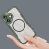 Zielone etui na telefon z wyraźnym okręgiem MagSafe na tylnej części, trzymane w dłoni na szarym tle. Etui ma teksturę przypominającą włókno węglowe i wycięcia na aparat.