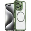 Zielone etui do telefonu z trzema dużymi otworami na aparaty oraz okrągłym wzorem na tylnej części, obok widoczny jest ekran telefonu z abstrakcyjnym wzorem. Produkt przeznaczony jest do Apple iPhone 16 Pro i posiada funkcję MagSafe.