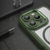 Zielone etui na telefon z trzema dużymi otworami na aparaty, leży na ciemnej, teksturowanej powierzchni obok czarnego pióra wiecznego. W tle widoczny jest fragment innego urządzenia w ciemnym kolorze oraz mała, metaliczna figurka.