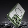 Zielone etui do telefonu z widocznym wzorem przypominającym włókno węglowe oraz okrągłym wycięciem na MagSafe, leży na tle ciemnych kamieni. Etui ma wycięcia na trzy obiektywy aparatu i lampę błyskową.