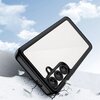 Czarne etui na telefon z trzema otworami na aparaty, leży na popękanej powierzchni, a w tle widać niebo z białymi chmurami. Produkt ma błyszczące wykończenie i zaokrąglone krawędzie.