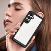 Na zdjęciu widoczne jest czarne etui na telefon z trzema otworami na aparaty, trzymane w dłoni. Tło stanowi zbliżenie na twarz osoby z zamkniętymi oczami.