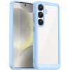 Niebieskie etui na telefon z przezroczystym tyłem, zaprojektowane dla modelu Samsung Galaxy S25, z widocznymi trzema otworami na aparaty. Etui ma zaokrąglone krawędzie i wycięcia na przyciski oraz porty.