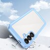 Niebieskie etui na telefon z trzema otworami na aparaty, leży na popękanej powierzchni, a w tle widać niebo z chmurami. Produkt ma przezroczysty tył i zaokrąglone krawędzie.