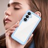 Na zdjęciu widoczne jest niebieskie etui na telefon z trzema otworami na aparaty, trzymane przy twarzy osoby. Etui ma gładką powierzchnię i wyraźnie zaznaczone krawędzie.