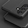 Czarne etui wykonane z ekologicznej skóry, przeznaczone do telefonu Samsung Galaxy S25+, z widocznymi trzema otworami na aparaty fotograficzne oraz jednym na lampę błyskową. Powierzchnia etui ma delikatną fakturę, a krawędzie są starannie wykończone.