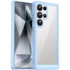 Niebieskie etui na telefon z przezroczystym tyłem, zaprojektowane dla modelu Samsung Galaxy S25 Ultra, z widocznymi wycięciami na aparat i przyciski. W tle widać ekran telefonu z abstrakcyjnym wzorem.