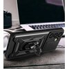 Na zdjęciu znajduje się czarne etui HURTEL Hybrid Armor Camshield do Samsung Galaxy Z Fold 7, leżące na drewnianym stole. W tle widoczny jest fragment otwartego laptopa oraz słuchawki.