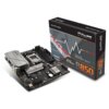 Na zdjęciu widoczna jest płyta główna z oznaczeniami HDMI i logo producenta, obok której znajduje się pudełko z napisem "SAPPHIRE Pulse B850M WiFi" oraz "AMD Ryzen B850". Pudełko ma ciemne tło z czerwonymi i białymi elementami graficznymi.