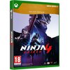 Okładka gry "Ninja Gaiden 4 Deluxe Edition" na konsolę Xbox Series X, przedstawia postać ninja z mieczem na tle futurystycznego miasta. Widoczne są napisy: "DELUXE EDITION", "NINJA GAIDEN 4", oznaczenie wiekowe "18" oraz informacja "GRAFIKA NIE POCHODZI Z