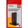 Czerwone opakowanie z logo "Blade" zawiera ilustrację stacji ładującej z miejscem na cztery kontrolery Joy-Con, z napisem "CHARGING STATION" oraz oznaczeniem "for/para N SWITCH 2".