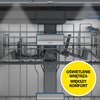 Na zdjęciu widoczna jest wnętrze zmywarki z metalowymi koszami i elementami w kolorze szarym oraz niebieskim. W prawym dolnym rogu znajduje się żółte koło z napisem: "OŚWIETLENIE WNĘTRZA WIĘKSZY KOMFORT".